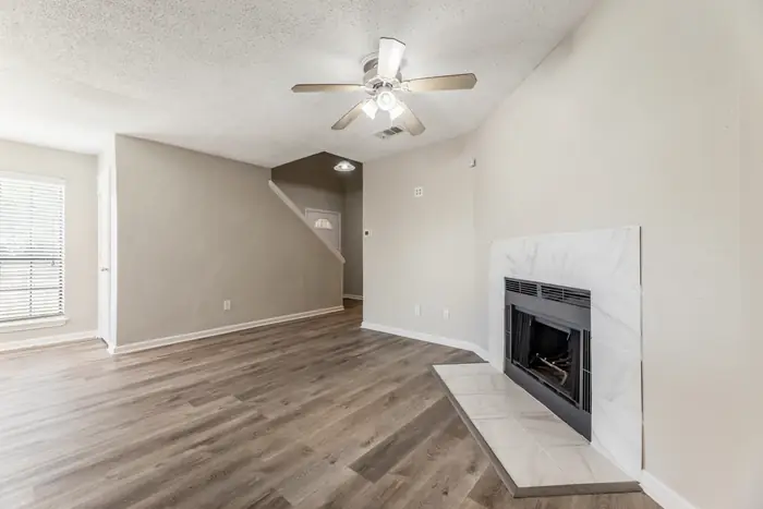 Sala con chimenea de mármol y escalera