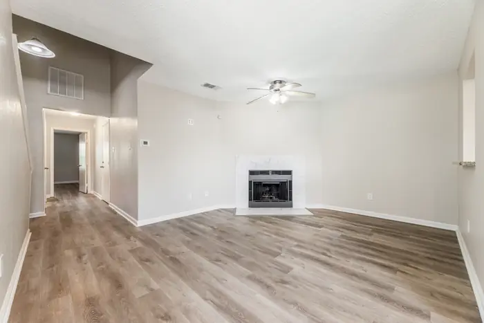 Sala con chimenea y entrada con techo alto