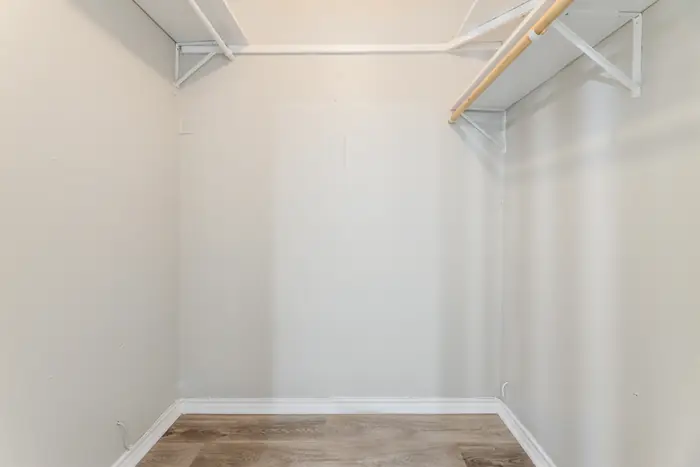 Clóset vestidor con repisas